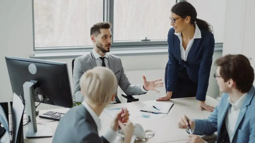 Team diskutiert freundlich im Konfliktmanagement Seminar