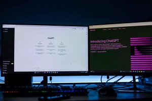 ChatGPT ist auf zwei Monitoren geöffnet