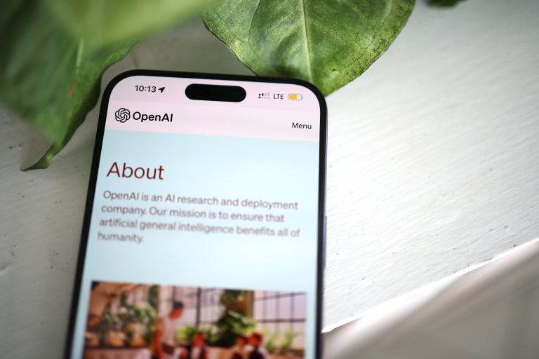 Nahaufnahme von einem Smartphone mit ChatGPT im Unternehmen