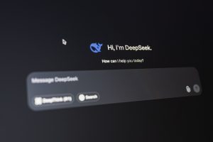 ChatGPT ist auf einem PC geöffnet und es wird überlegt, wie man gute Prompts schreiben kann.