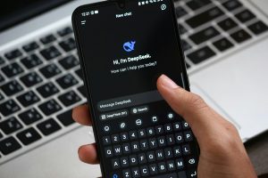 Ein Smartphone wird gerade mit ChatGPT verwendet