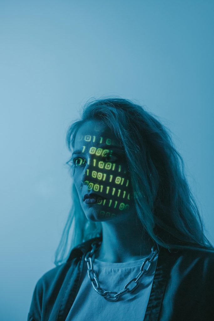 Eine Portrait einer Frau, die einen binären Code auf Ihrem Gesicht abgebildet bekommt steht für generative KI