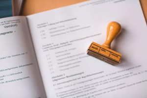 Ein Gesetzesbuch steht dafür, dass man rechtssicher KI im Unternehmen einführen sollte