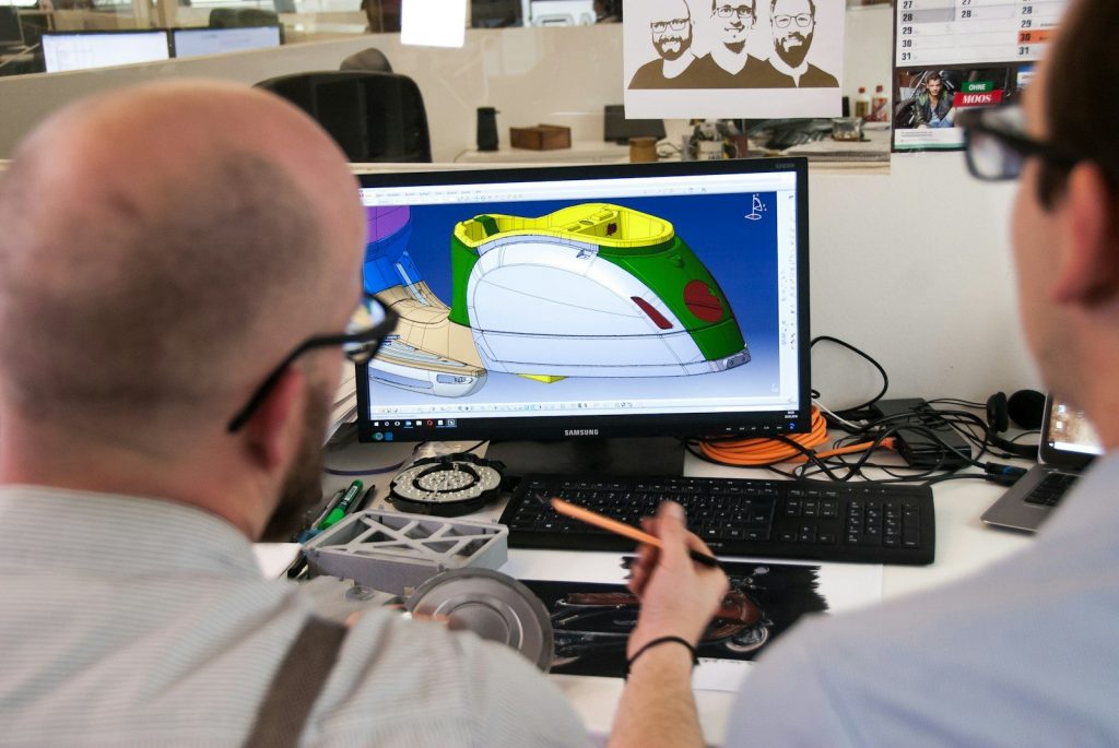 Der Trainer aus den AutoCAD Schulungen unterrichtet gerade einen Teilnehmer
